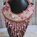 Plastron Rose Royale, brodé avec des perles semi-précieuses, cristal de Swarovski et diverses perles de qualité façon Haute-Couture